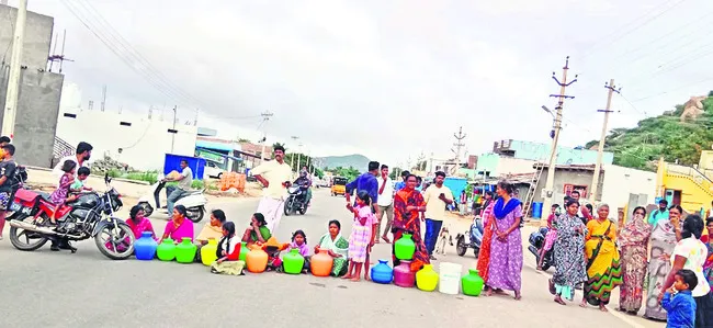 గుక్కెడు నీటి కోసం పది రోజులుగా నిరీక్షణ