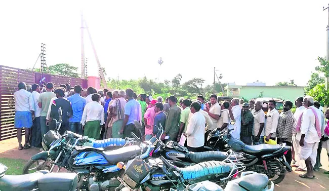 యూరియా కోసం బారులు