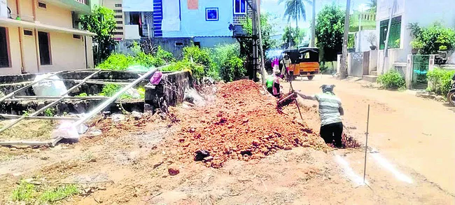 దర్జాగా ప్రభుత్వ స్థలం కబ్జా 