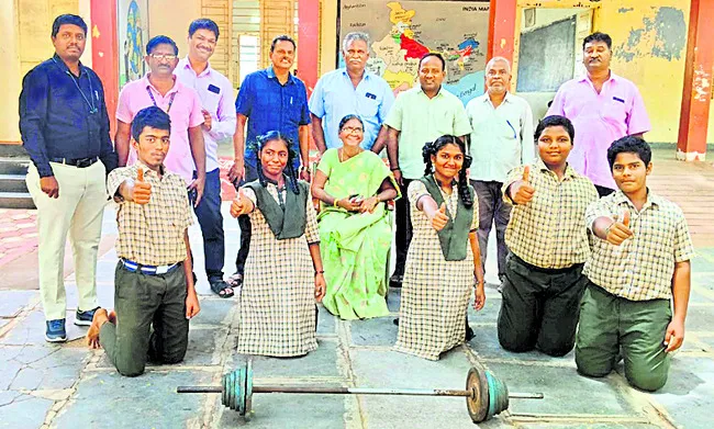 వెయిట్ లిఫ్టింగ్లో అంగలకుదురు విద్యార్థుల సత్తా