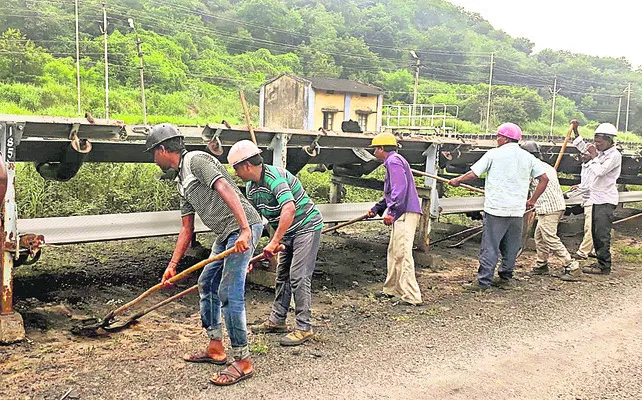 కాంట్రాక్టు కార్మికులపై పట్టింపేది? 