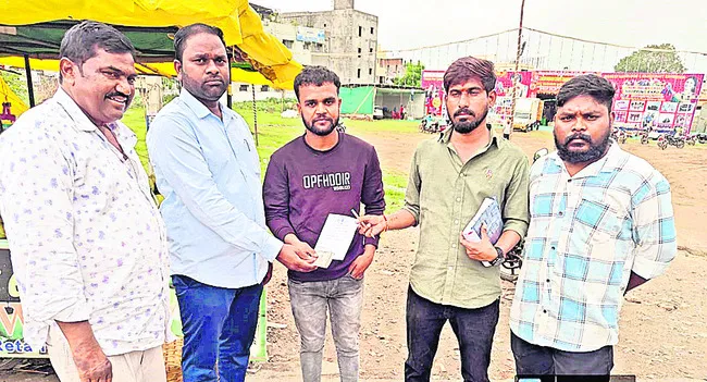 కొబ్బరి బోండాల    విక్రయదారులపై బల్దియా కొరడా