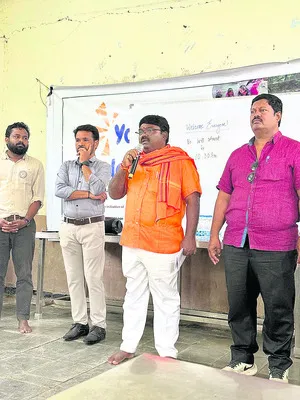 ఆంగ్ల భాష నైపుణ్యాలు పెంచాలి