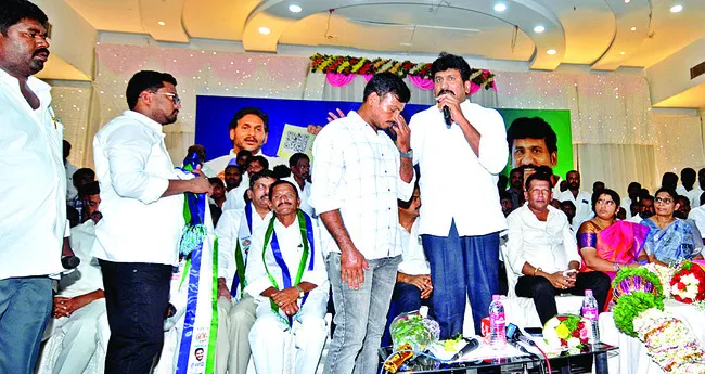 పరామర్శకు వెళ్తే కేసులు పెట్టారు..