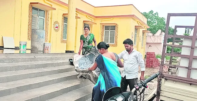 హమాలీలు కాదు.. ఆరోగ్య శాఖ సిబ్బందే..!