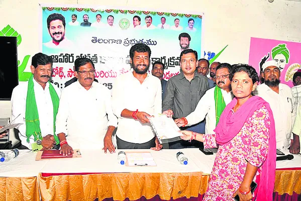 రేషన్కార్డుల పంపిణీ నిరంతర ప్రక్రియ