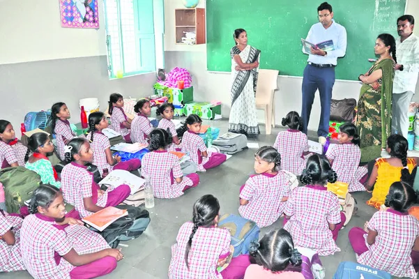 టీచర్గా మారిన కలెక్టర్..