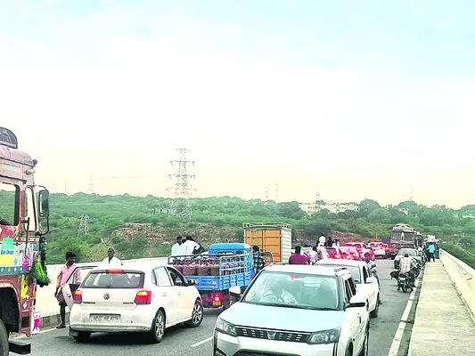 కొత్త బ్రిడ్జిపై ట్రాఫిక్‌జాం