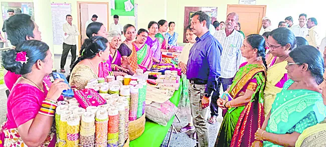 స్వయం ఉపాధితో ఆర్థికంగా ఎదగాలి