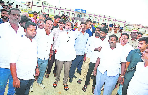 మీనాక్షి పర్యటనను జయప్రదం చేయాలి