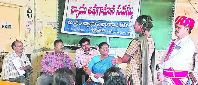 కాండ్రేగుల పాఠశాలలో అదనపు జిల్లా జడ్జి విచారణ