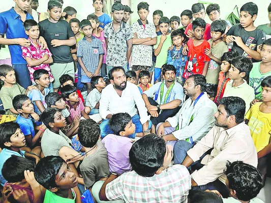 కూటమి ప్రభుత్వంలో విద్యార్థులకు అరకొర సౌకర్యాలు 