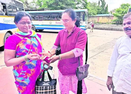 నిజాయితీ చాటుకున్న కండక్టర్