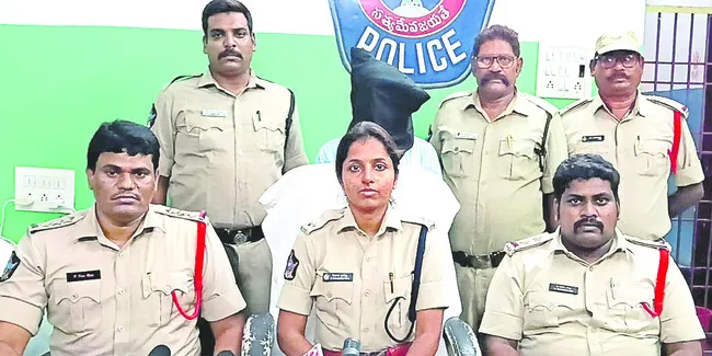 కటకటాల్లోకి కీచక కరస్పాండెంట్