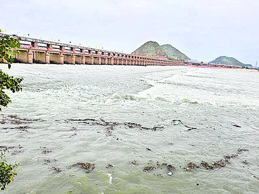 ప్రకాశం బ్యారేజ్కు పోటెత్తిన వరద నీరు