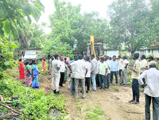 పరిహారం చెల్లించే వరకూ పనులు సాగనివ్వం