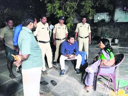 వృద్ధురాలిని బెదిరించి బంగారం దోపిడీ
