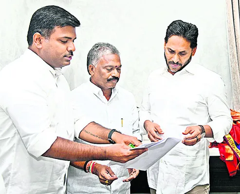 వైఎస్ జగన్ దృష్టికి నిర్వాసితుల సమస్య