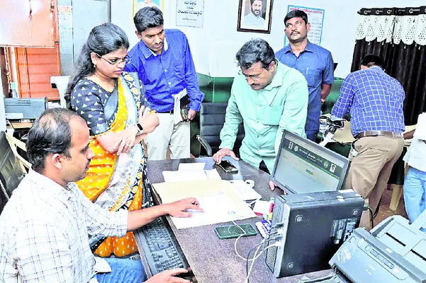 భూ భారతి దరఖాస్తులు త్వరగా పరిష్కరించండి