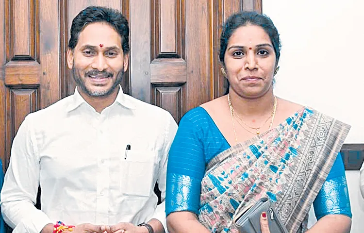 YS Jagan assures female lawyer