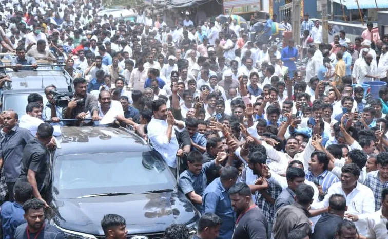 People Break Police Restrictions For YS Jagan Nellore Tour