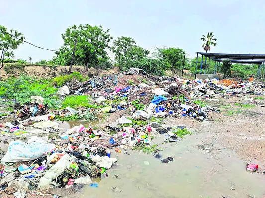 చెల్లాచెదురుగా వ్యర్థాలు