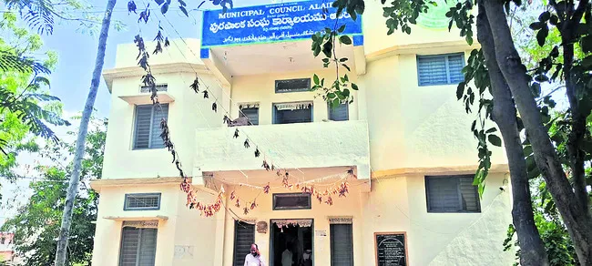 పాత కమిషనర్ వెళ్లలేదు.. కొత్త కమిషనర్ చేరలేదు..!