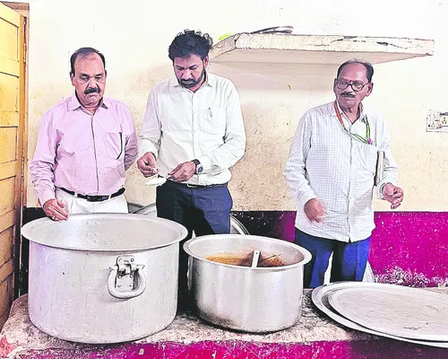 గురుకుల పాఠశాలలో ఉడకని అన్నం