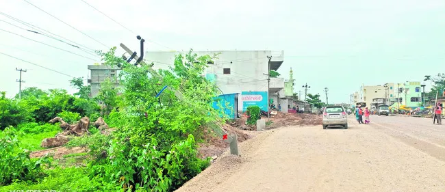 విద్యుత్ స్తంభాన్ని ఢీకొన్న రోడ్డు రోలర్