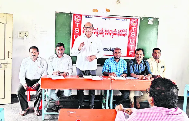 ఉద్యోగులకు పీఆర్సీ అమలుచేయాలి