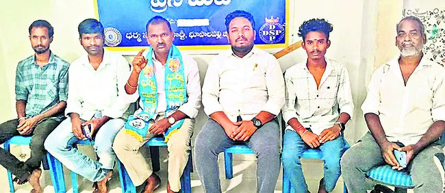 అధిక ఫీజులను నియంత్రించాలి