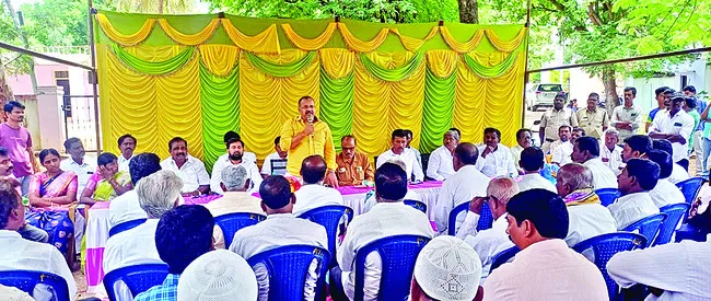 రాజకీయ క్రీనీడలో భూసేకరణ సమావేశం