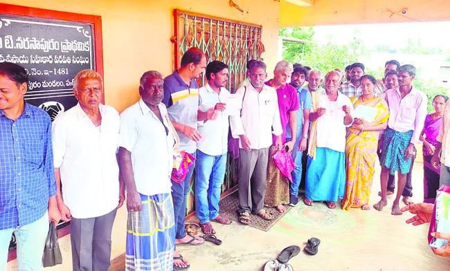 సొసైటీ కార్యాలయానికి తాళాలు