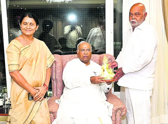 మల్లిఖార్జున ఖర్గేను కలిసిన ప్రేమ్సాగర్రావు