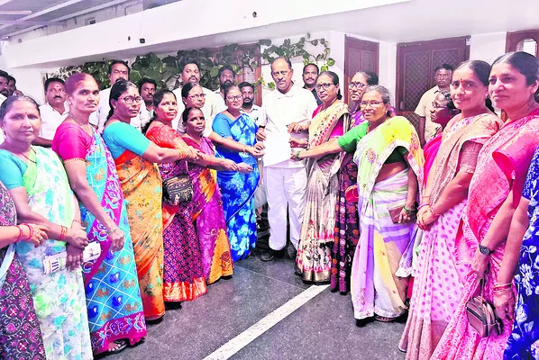 అంగన్వాడీ టీచర్ల సమస్యలు పరిష్కరించాలి