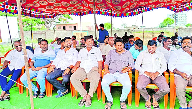 ఇసుక రీచ్లలో లారీలు నడపలేం