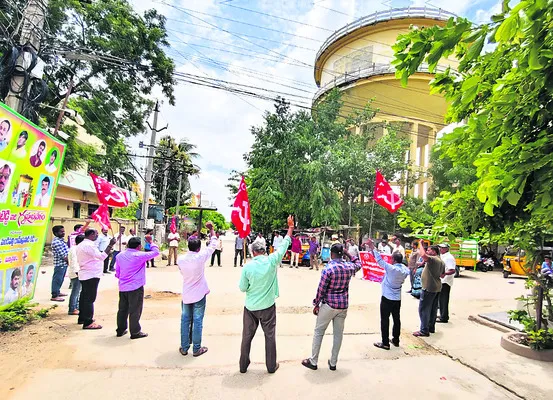 మున్సిపల్‌ ఇంజినీరింగ్‌ కార్మికుల ఆందోళన 