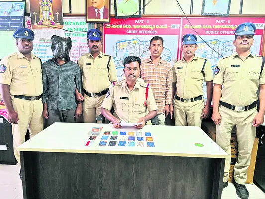 ఏటీఎం కార్డు దొంగ అరెస్ట్