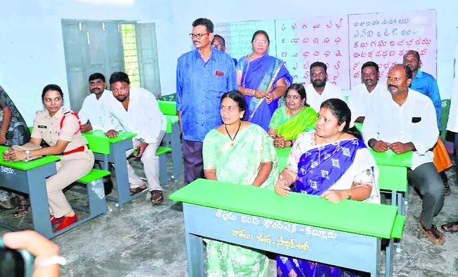 ‘తోపుడుబండి’ ఆధ్వర్యాన డ్యూయెల్ డెస్క్ బెంచీలు