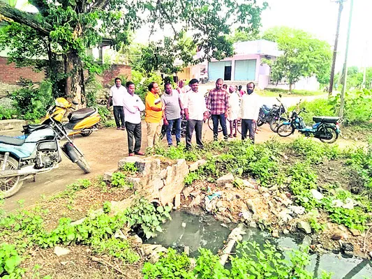 డ్రెయినేజీలు, రోడ్ల పరిశీలన