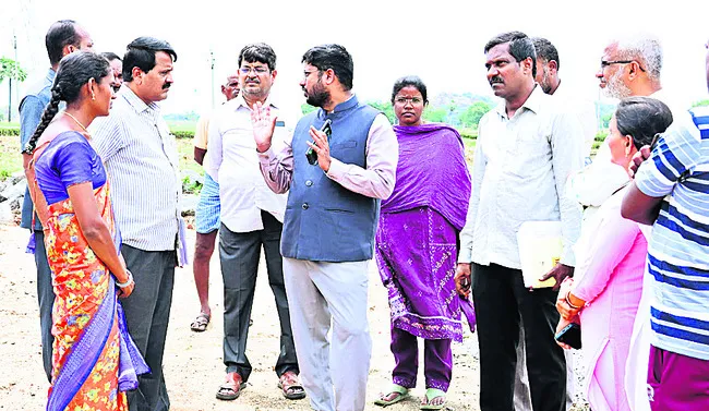 ఇళ్ల నిర్మాణాలు త్వరగా పూర్తి చేసుకోండి