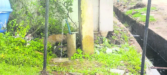 సర్వం లీకేజీలమయం
