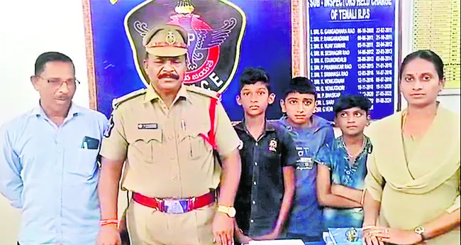 హాస్టల్ వార్డెన్కు విద్యార్థుల అప్పగింత