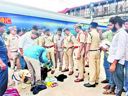 రైళ్లలో పోలీసుల విస్తృత తనిఖీలు 