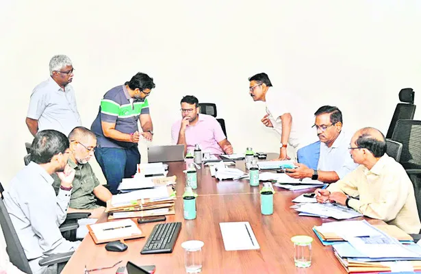 నగరాభివృద్ధి ప్రాజెక్టులపై దృష్టి సారించాలి