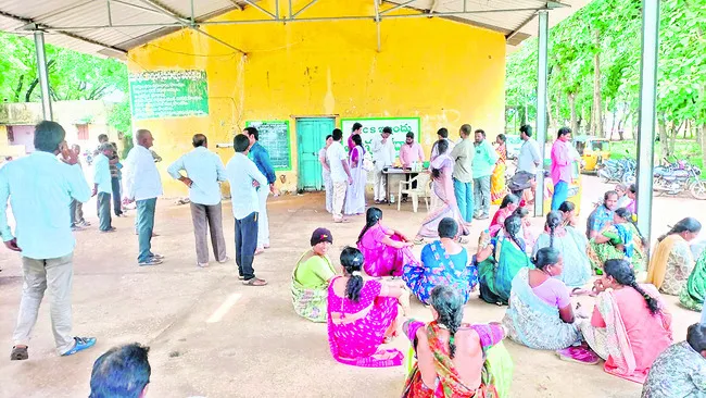 యూరియా కోసం పడిగాపులు