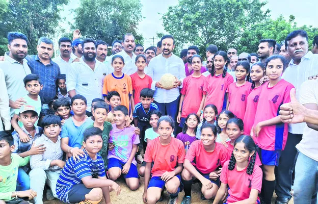 ‘బడికి అండగా నిలుస్తా’