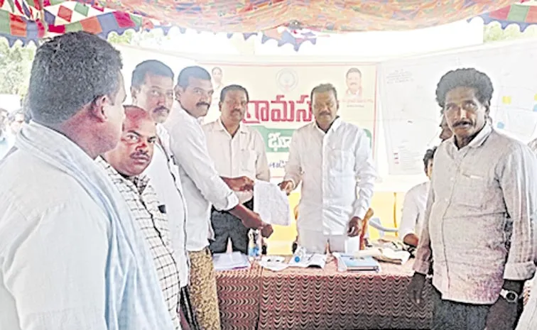 Farmers stage protest against land acquisition in Andhra Pradesh
