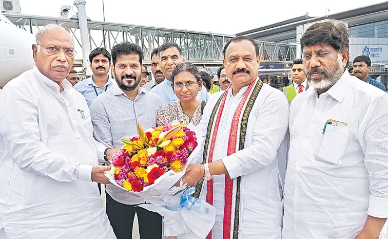 Mallikarjuna Kharge with leaders aspiring for ministerial posts