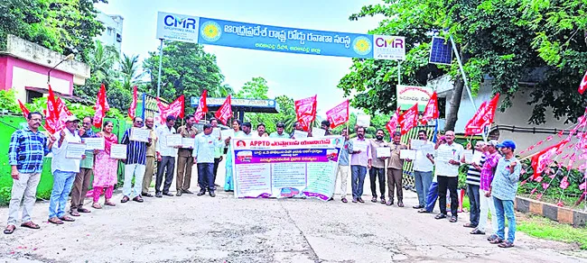 అదనపు సిబ్బంది కోసం ఆర్టీసీ ఉద్యోగుల ధర్నా 